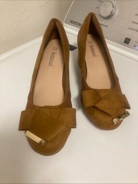 BENASSAL/Women's Tan Bow-Accent with block heels